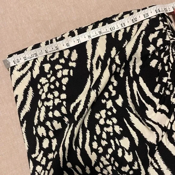 Veronica Beard | Ari Skirt in Black Ikat Print, Size 4 - Picture 5 of 6